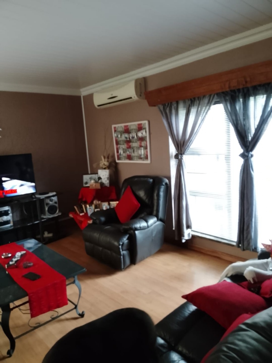 5 Bedroom Property for Sale in Lourenspark North West